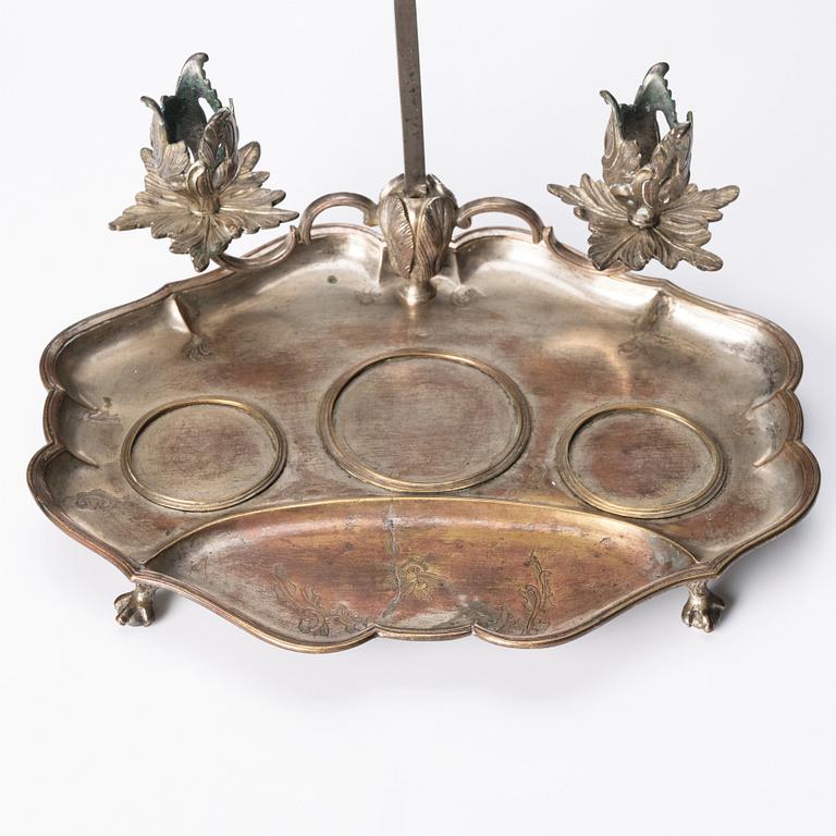 Kungligt skrivställ, för två ljus, argent haché, av Anders Högberg, Stockholm (stämplade 1768). Rokoko.