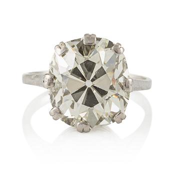 484. An 18K white gold ring set with a cushion-shaped old-cut diamond.