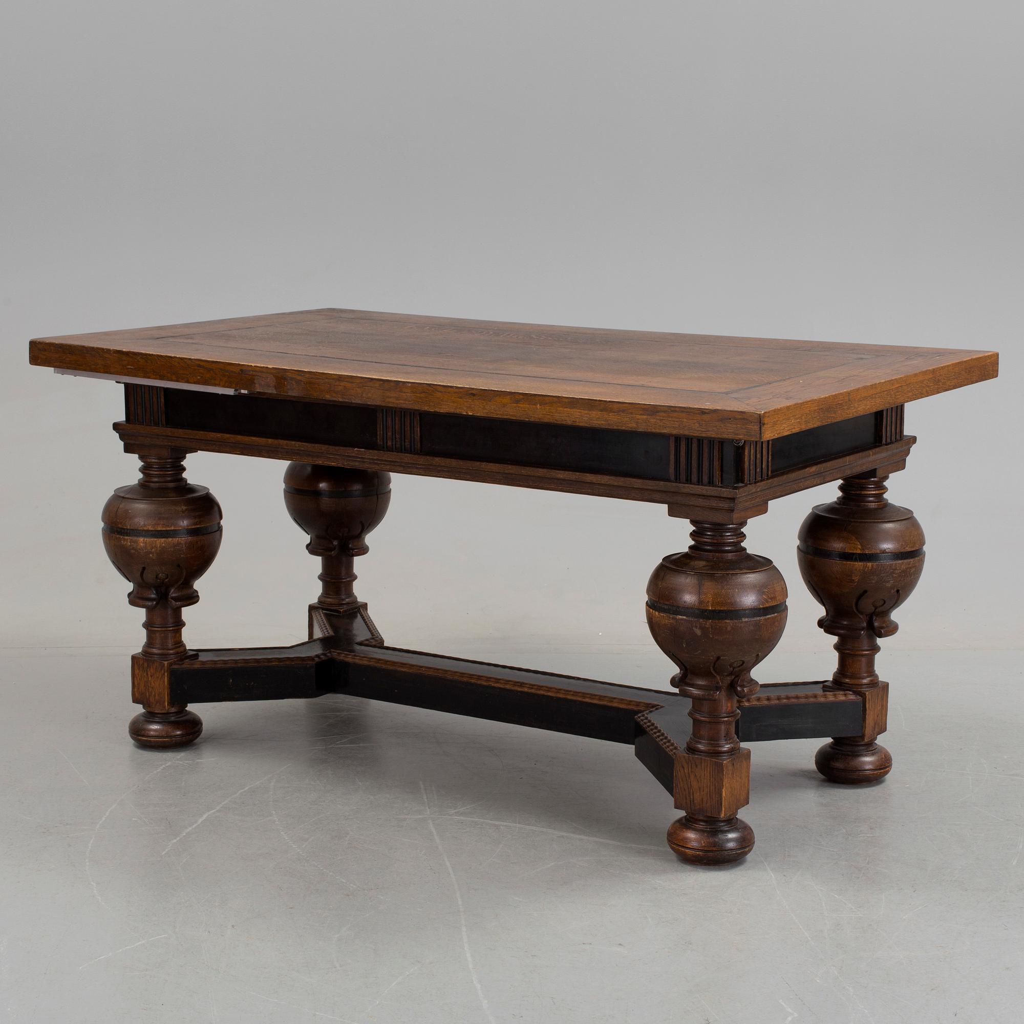 A baroque-style dining table from around 1900.