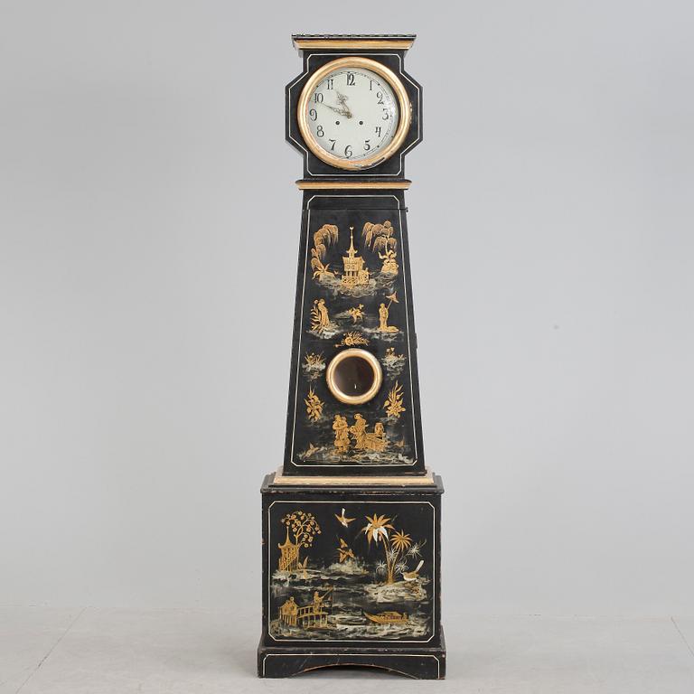 GOLVUR, med två lod samt pendel. 1800-talets första hälft.