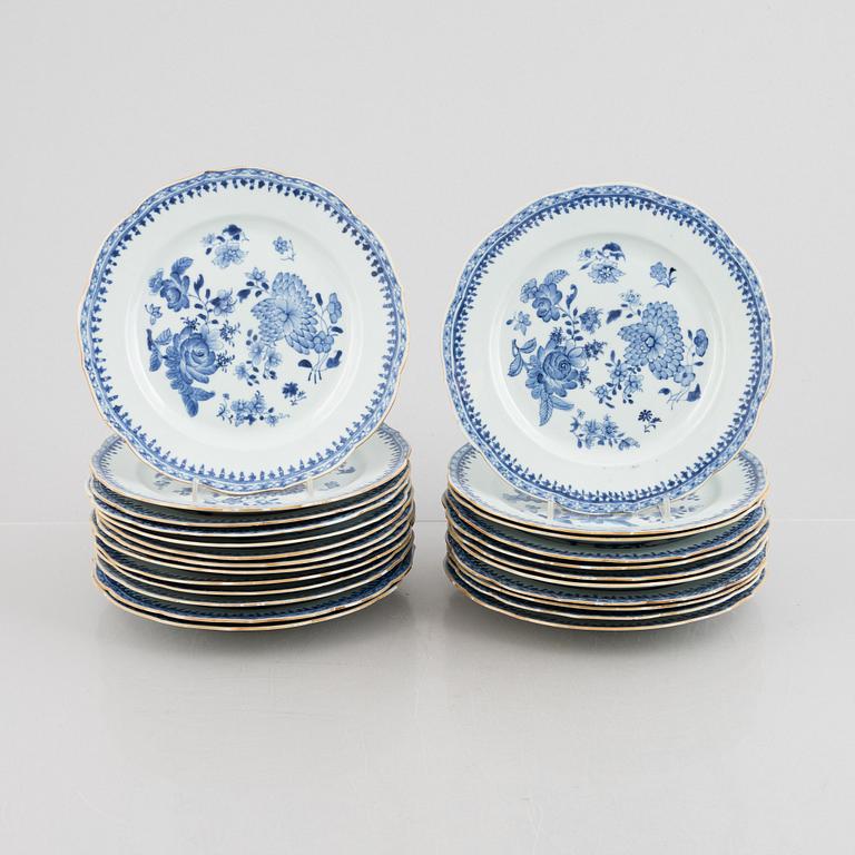 A set of 24 Chinese export porcelain plates, Qing dynasty, Qianlong (1736-95).