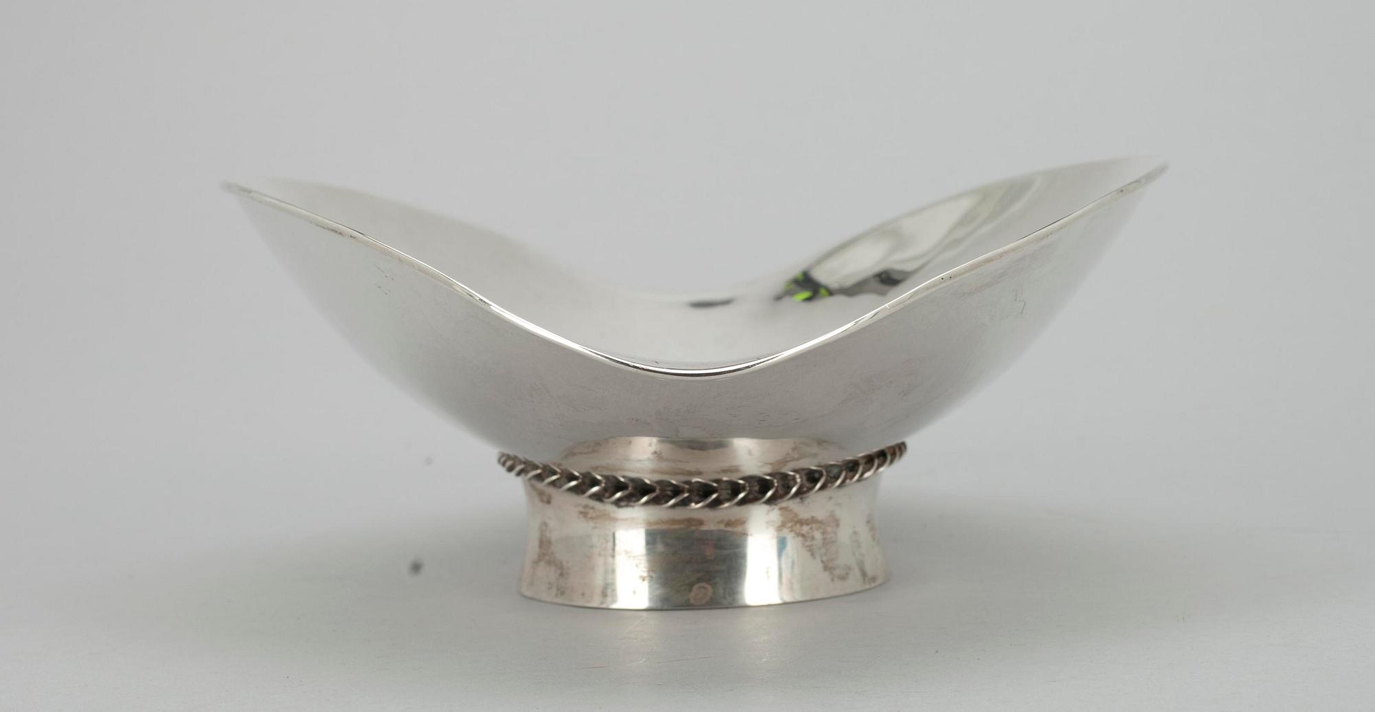 SKÅL PÅ FOT, sterling silver, V. Hamara, Helsingfors 1961. Vikt 465 g.