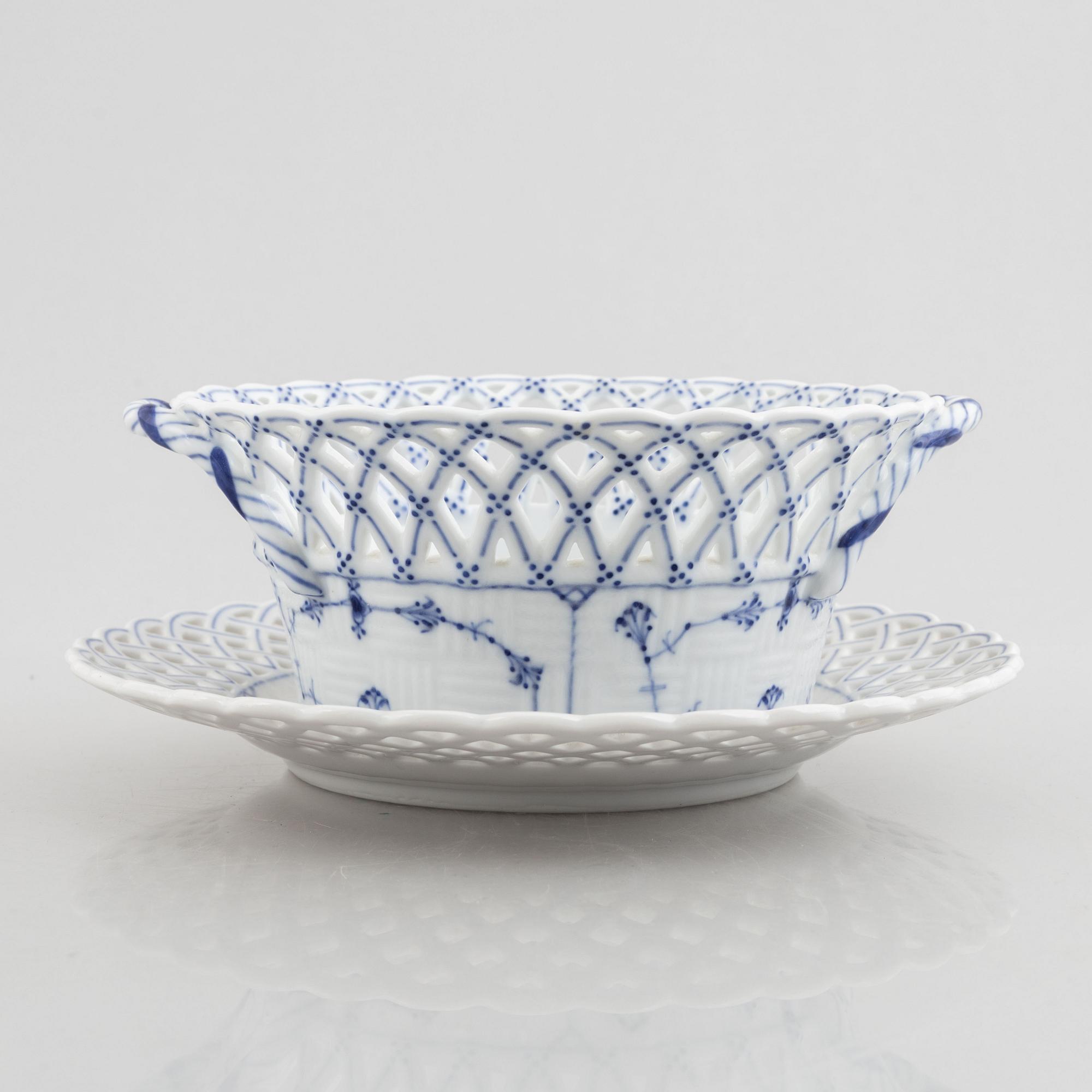 A 'Blue Fluted' / 'Musselmalet' porcelain fruit basket with stand, Royal Copenhagen, 19th century.