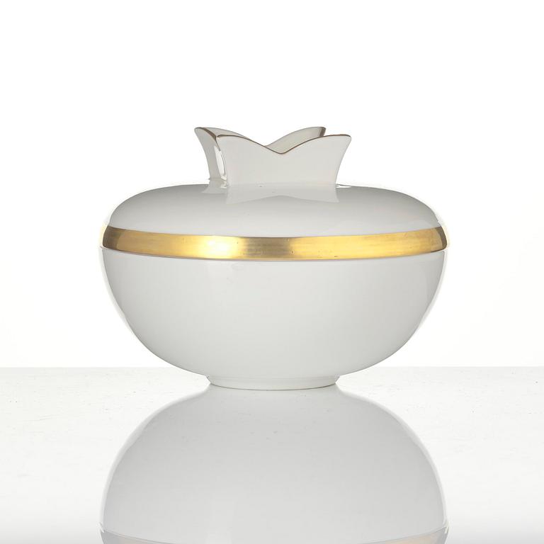 Karin Björquist, Gunnar Cyrén & Ingrid Dessau, a 316-piece “Nobel” service, comprising porcelain, cutlery, glassware and napkins.