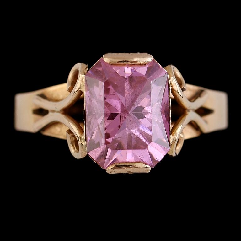RING, 18 k guld, Pers Guldsmedja, Norrköping 1994. Vikt 6 g.
