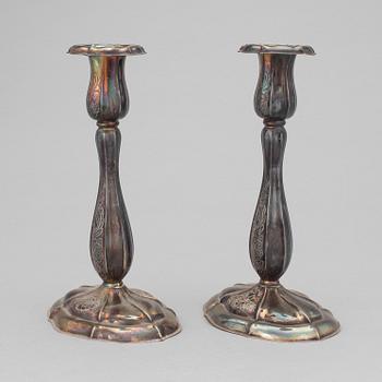 LJUSSTAKAR, ett par, silver, rokokostil, märkta JLH, haltstämplade 830. Svenska importstämplar, 1900-talets mitt.