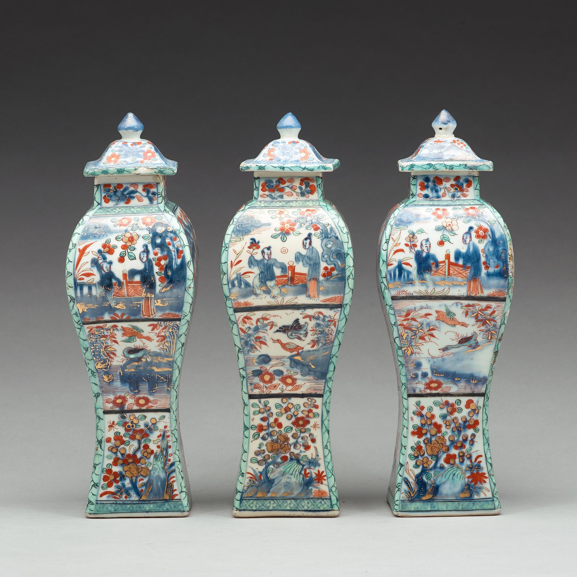 URNOR med LOCK, tre stycken, porslin. Qingdynastin, Kangxi (1662-1722).