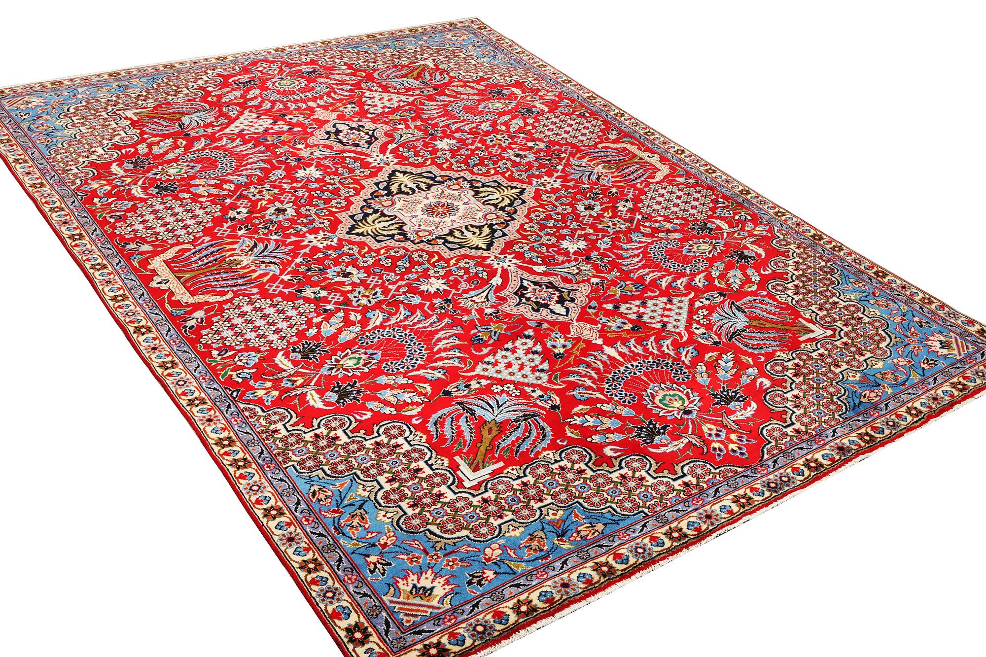 A Kashan carpet, c. 350 x 224 cm.