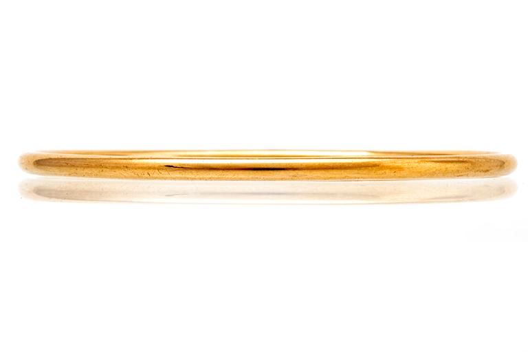 Bangle 18K gold, 23,6 g, inner circumference approx 19 cm, does not open.