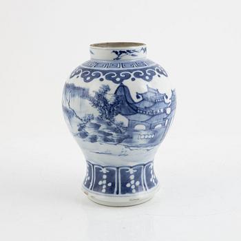A Chinese blue and white porcelain vase / urn, Qing dynasty, 19th century.