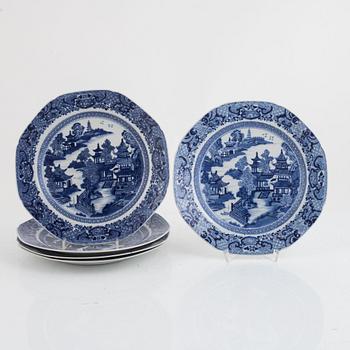A set of seven Chinese export porcelain plates, Qing dynasty, Qianlong (1736-95).
