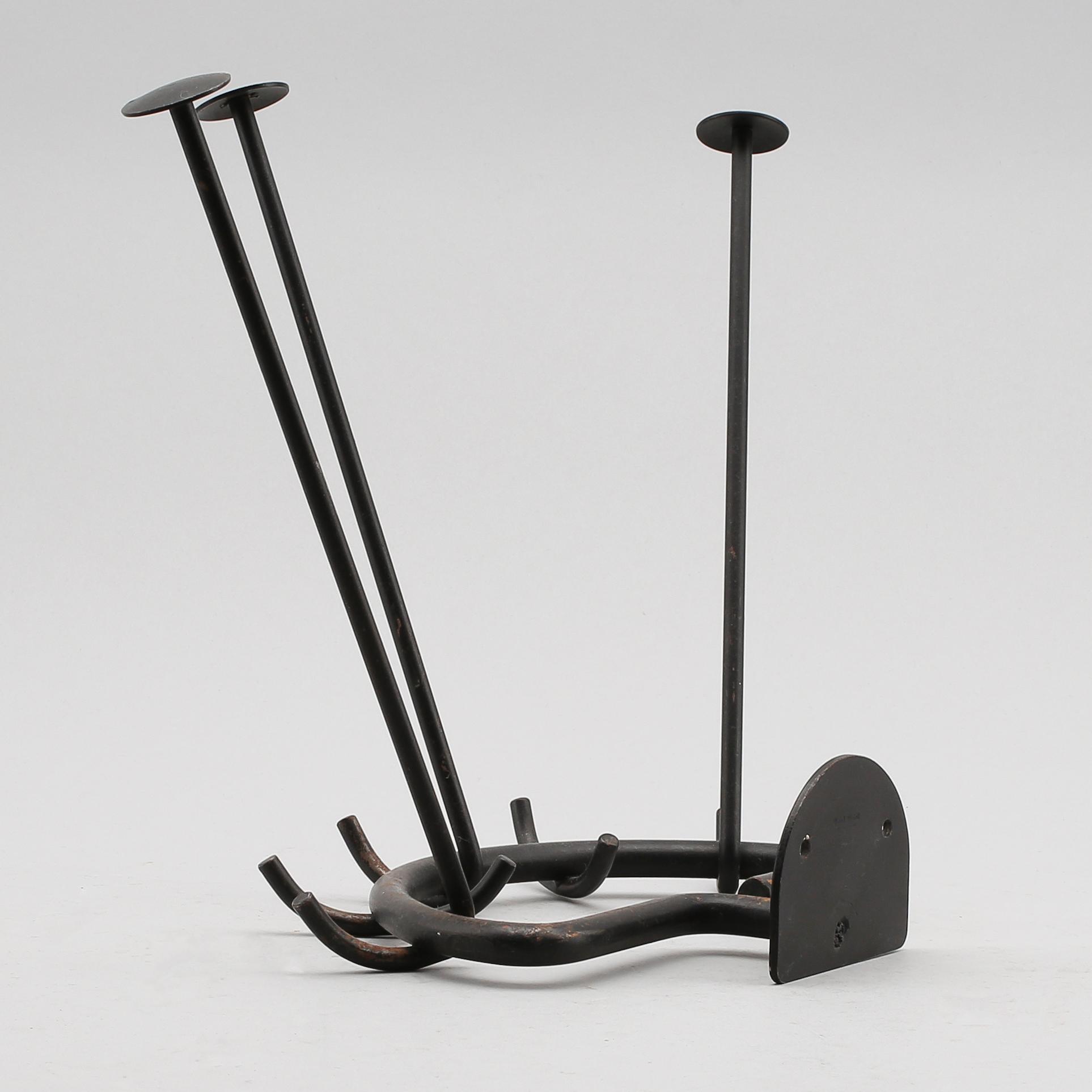 KLÄDHÄNGARE, lackerad metall, Ystad Metall, 1900-talets andra hälft.