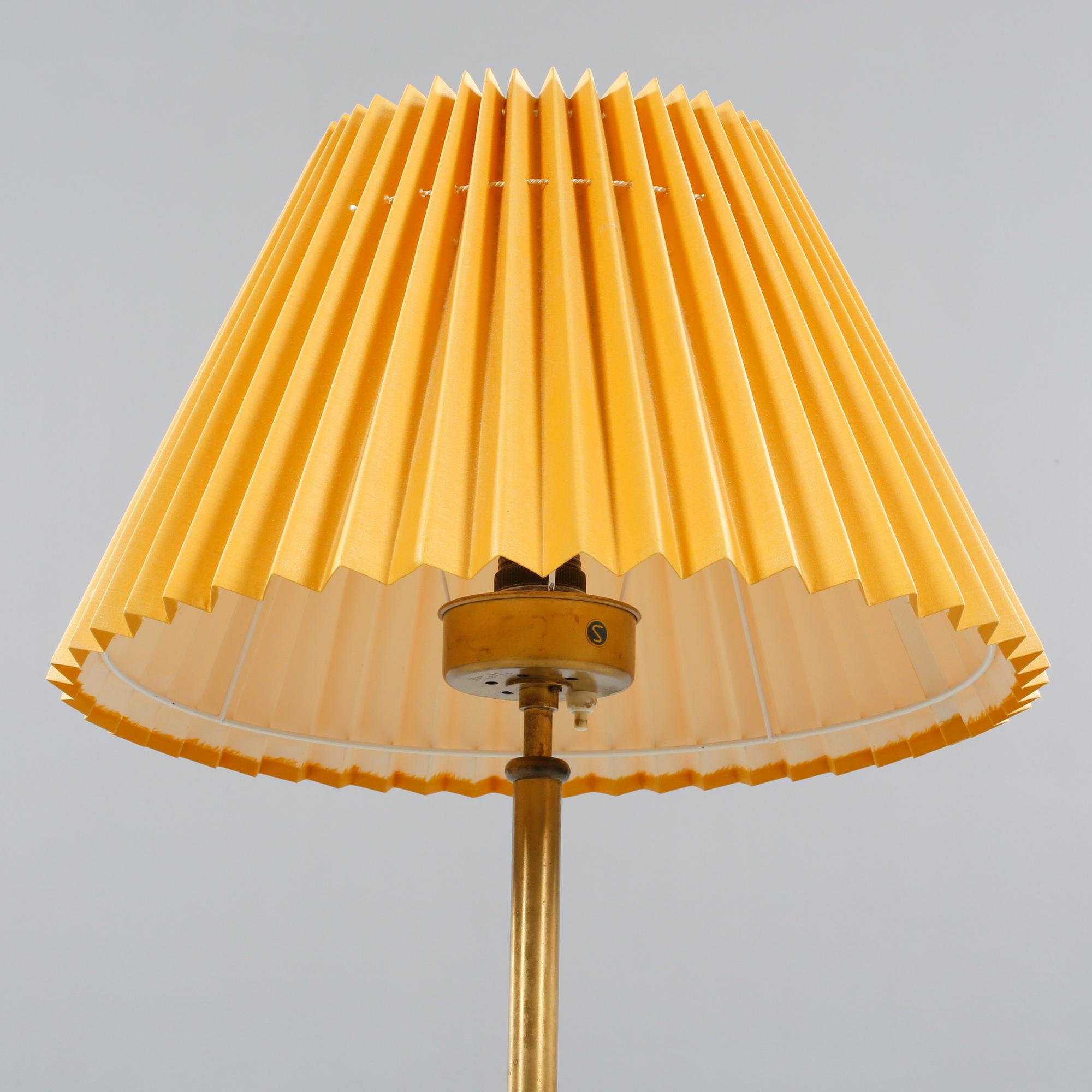 JOSEF FRANK, golvlampa, modell 2326,  Firma Svenskt Tenn, 1900-talets andra hälft.