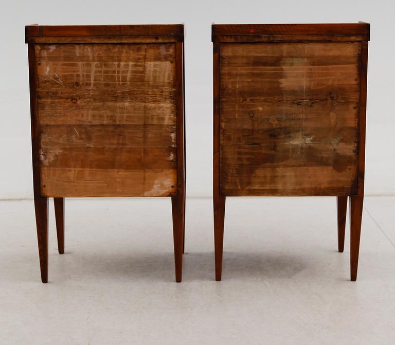 SÄNGBORD, 1 par, gustaviansk stil, 1900-talets början.