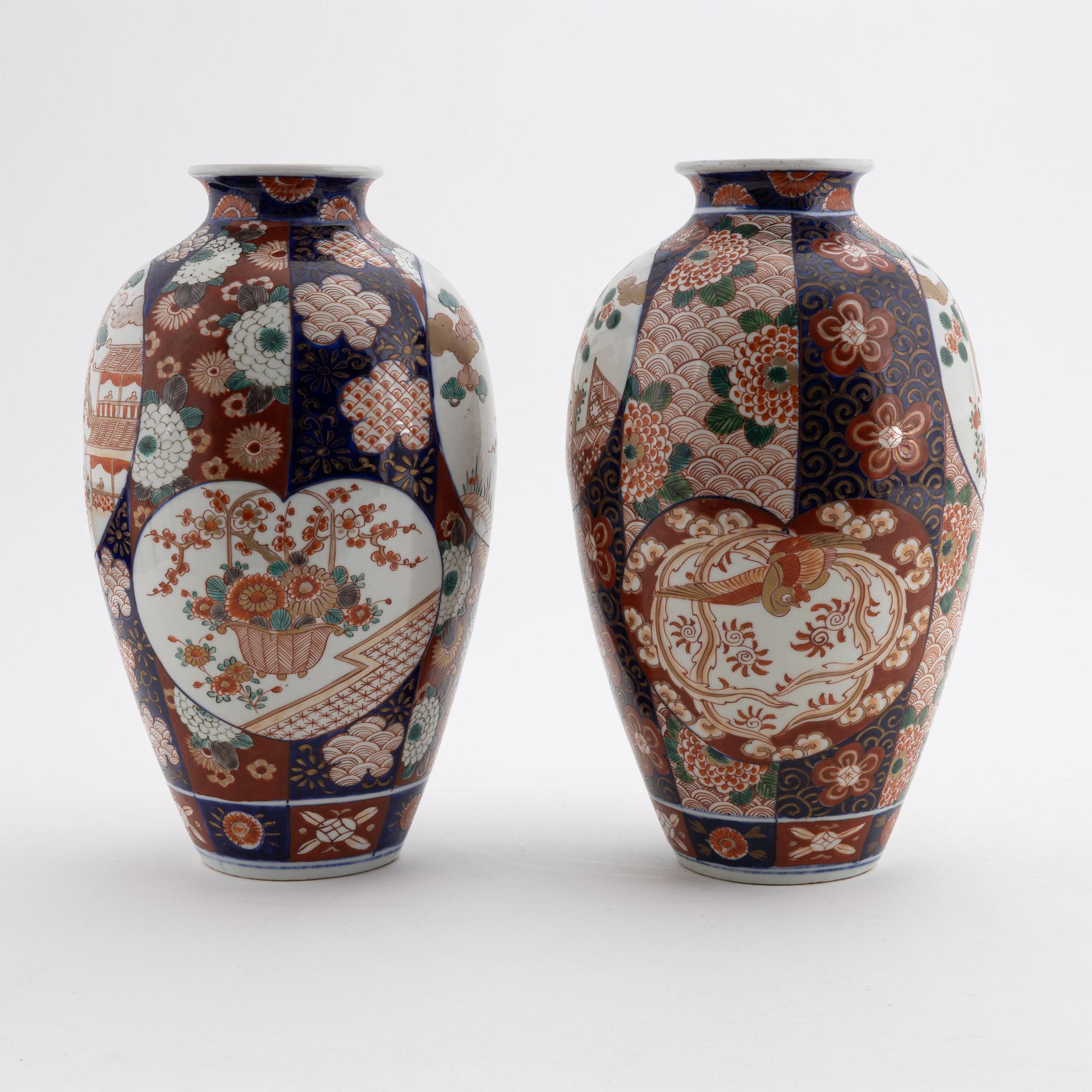 A pair of Japanese porcelain vases, first half of the 20th Century.