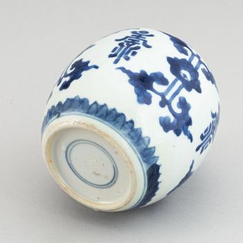 A blue and white jar, Qing dynasty, Kangxi (1662-1722).
