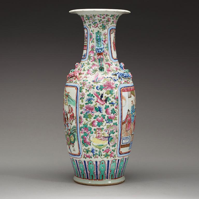 A large ground famille rose vase, late Qing dynasty (1662-1912).