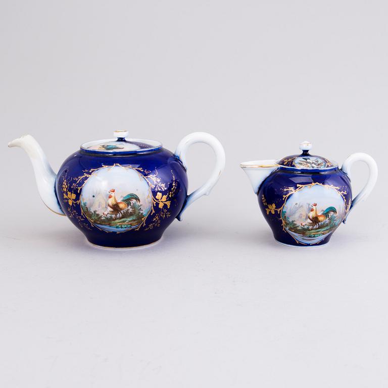 A 10-piece Kuznetsov porcelain tea set, Russia 1892-1917.
