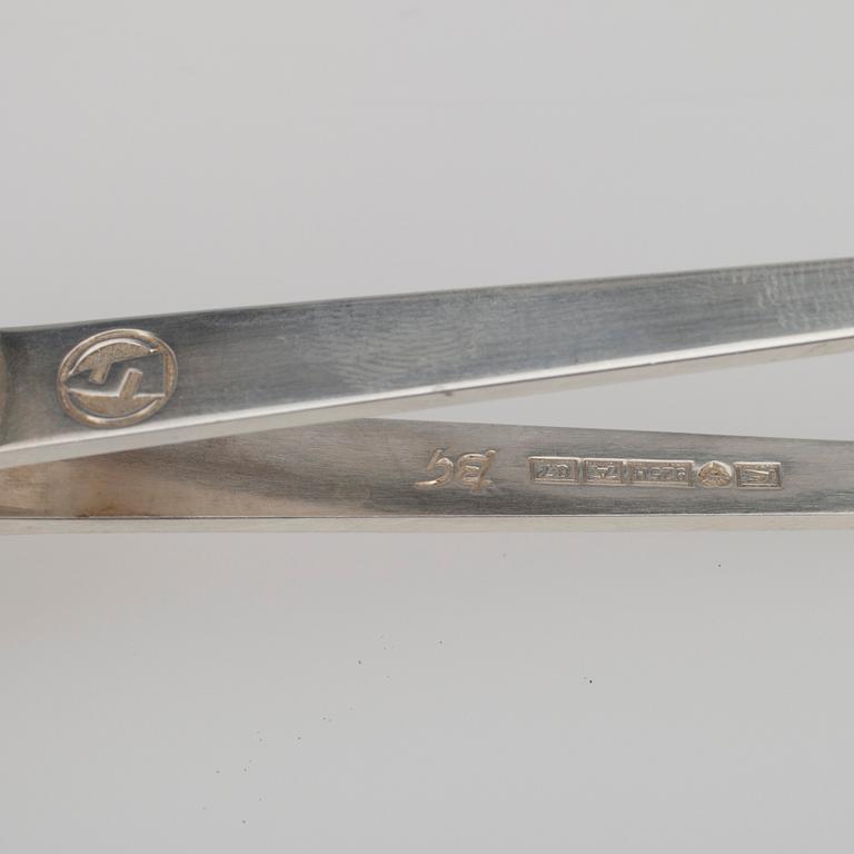 SOCKERTÅNG samt GRÄDDSNÄCKA och SOCKERSKÅL, silver, Bertel Gardberg, 1967 resp. 1983-84. Totalvikt 289 g.