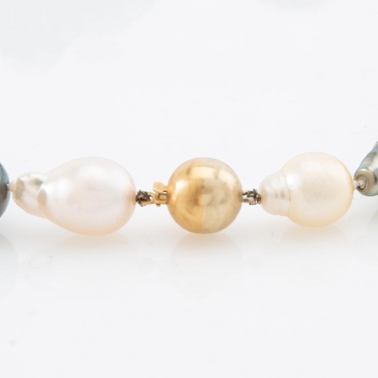 Necklace, Tahitian and South Sea pearls, clasp in 18K gold.