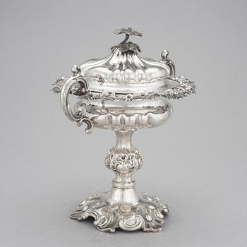 SOCKERSKÅL MED LOCK silver, nyrokoko, Gustaf Möllenborg Feron, Stockholm, 1854. Vikt ca 694 gram.