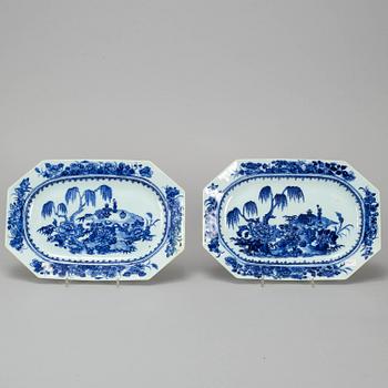 A pair of blue and white serving dishes, Qing dynasty, Qianlong (1736-95).