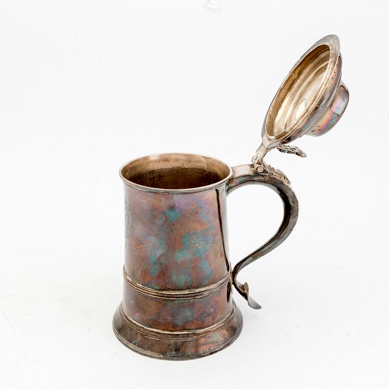 An English 18th century silver tankard mark of John King London 1778, weight 802 grams.