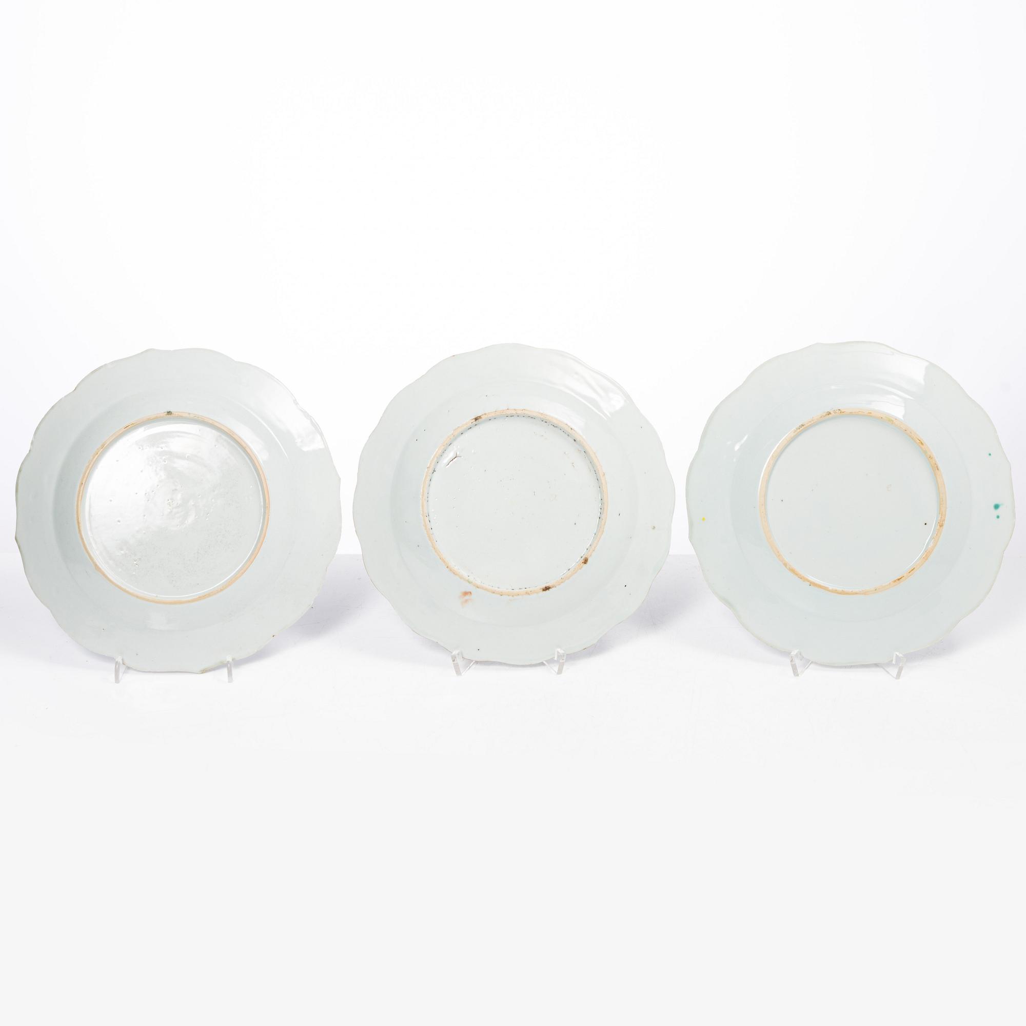 A group of five Chinese export porcelain famille rose plates, Qing dynasty, Qianlong (1736-95).