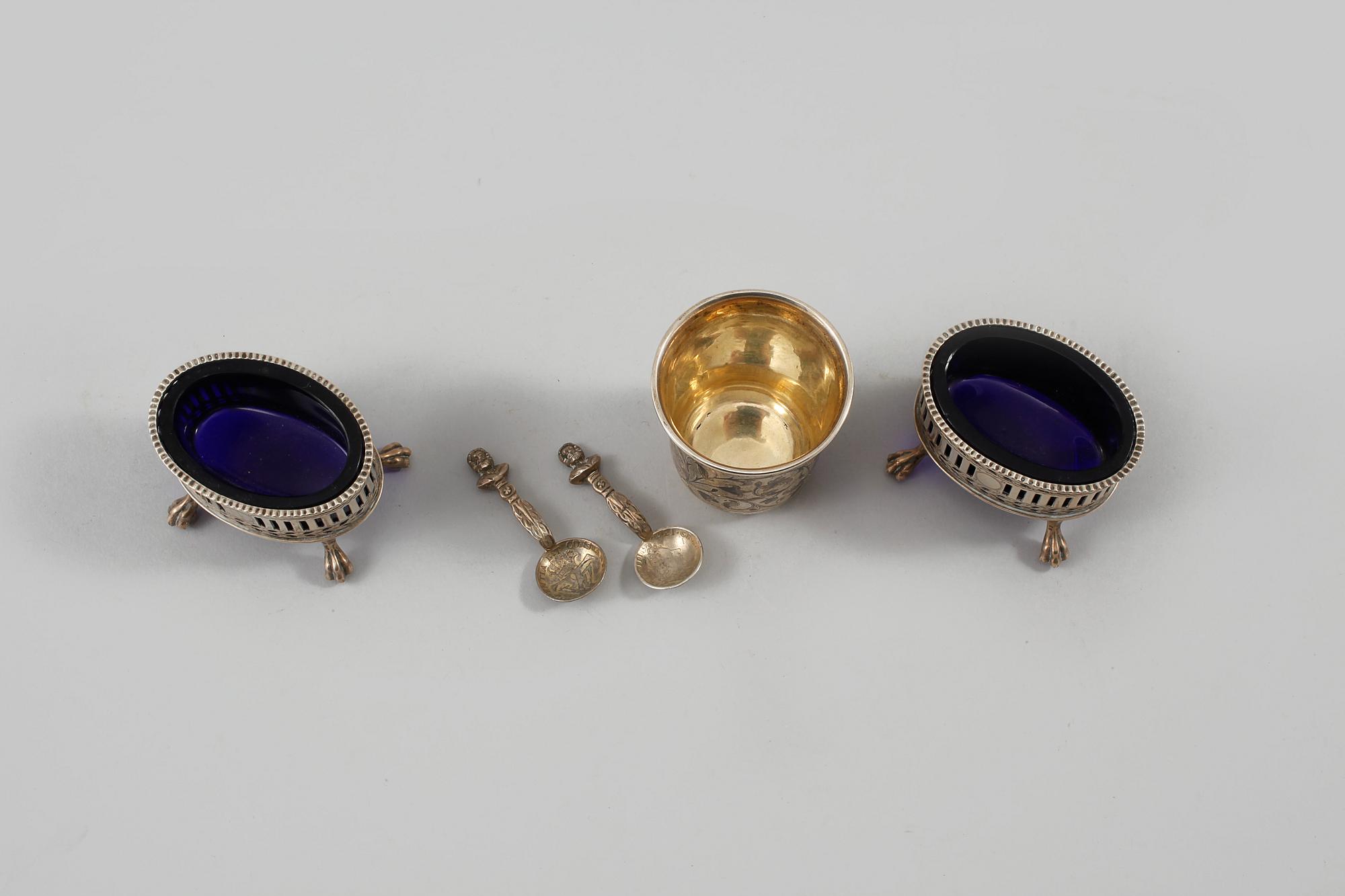 BÄGARE samt SALTKAR, ett par, silver och glas, Ryssland och Köpenhamn, omkring sekelskiftet 1900, vikt exkl glas 130 g.