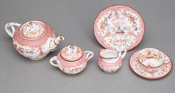 A Sarreguemines porcelain tea set, France, around 1900. (27).