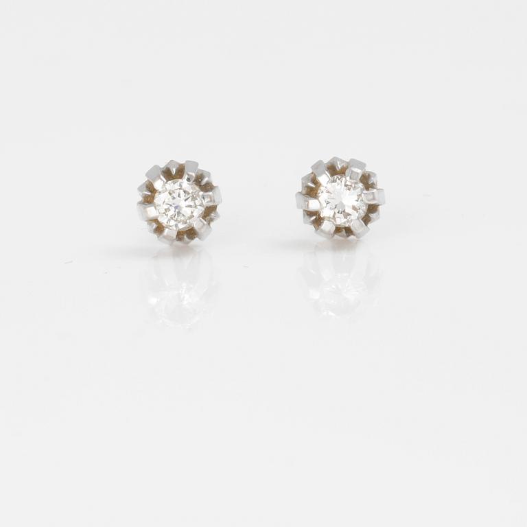 ÖRHÄNGEN, ett par med briljantslipade diamanter ca 0.20 ct.