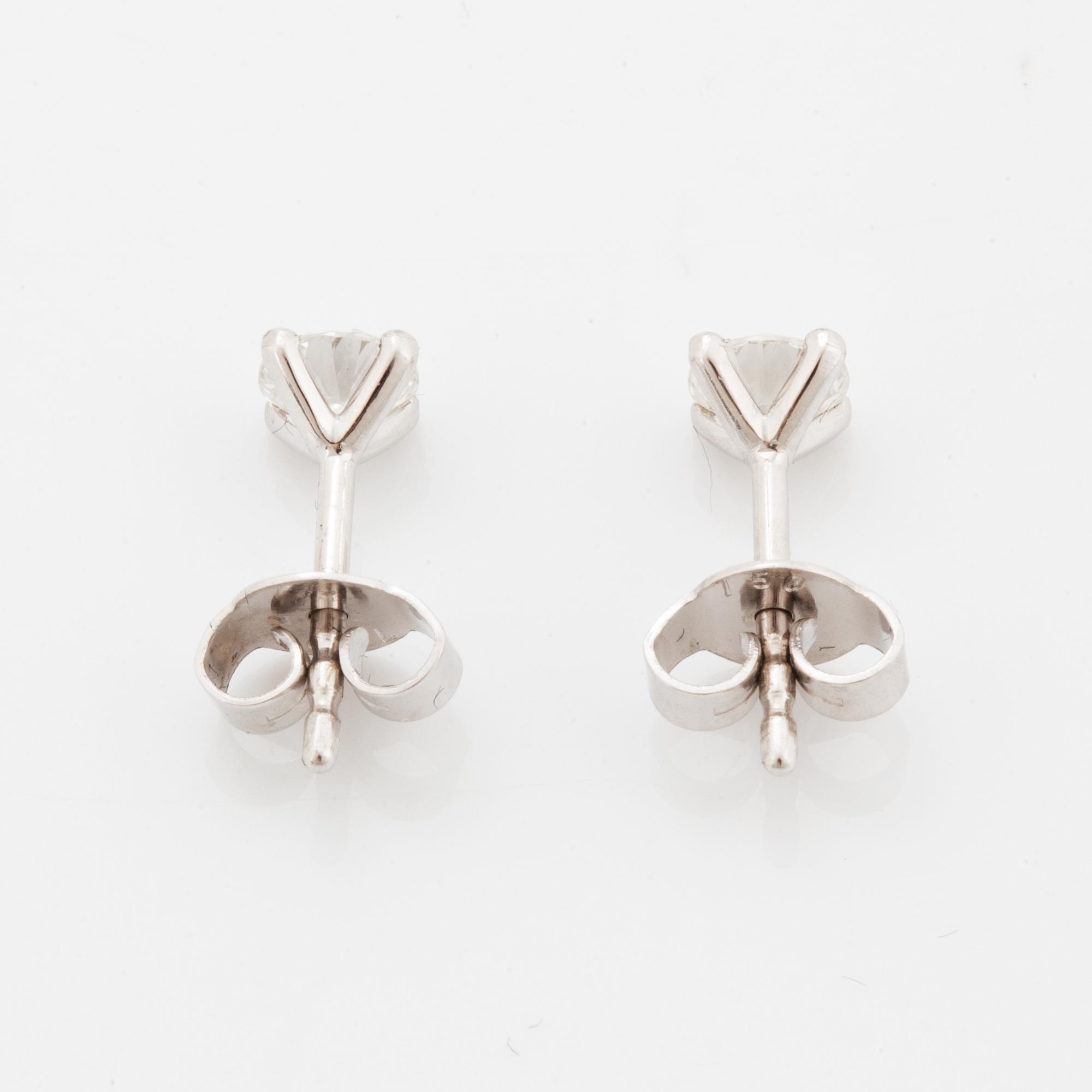 Örhängen med briljantslipade diamanter.