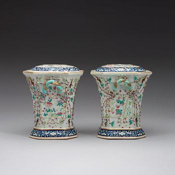 A pair of tulip vases with covers, late Qing dynasty.