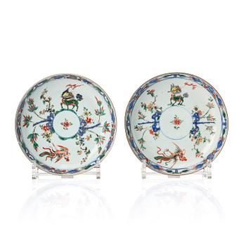 1218. A pair of imari verte buddhist lion and phoenix dishes, Qing dynasty, Kangxi (1662-1722).