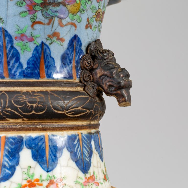 A Chinese ge glazed vase, early 20th century.