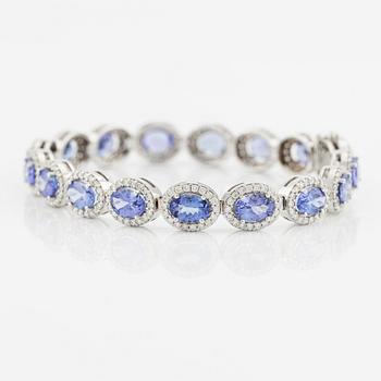 Bracelet with tanzanites and brilliant-cut diamonds.