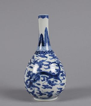 VAS, porslin. Kina, sen Qing. 1900-tal.