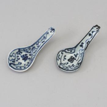 A pair of blue an white spoons, 'Desaru', 1835-50.