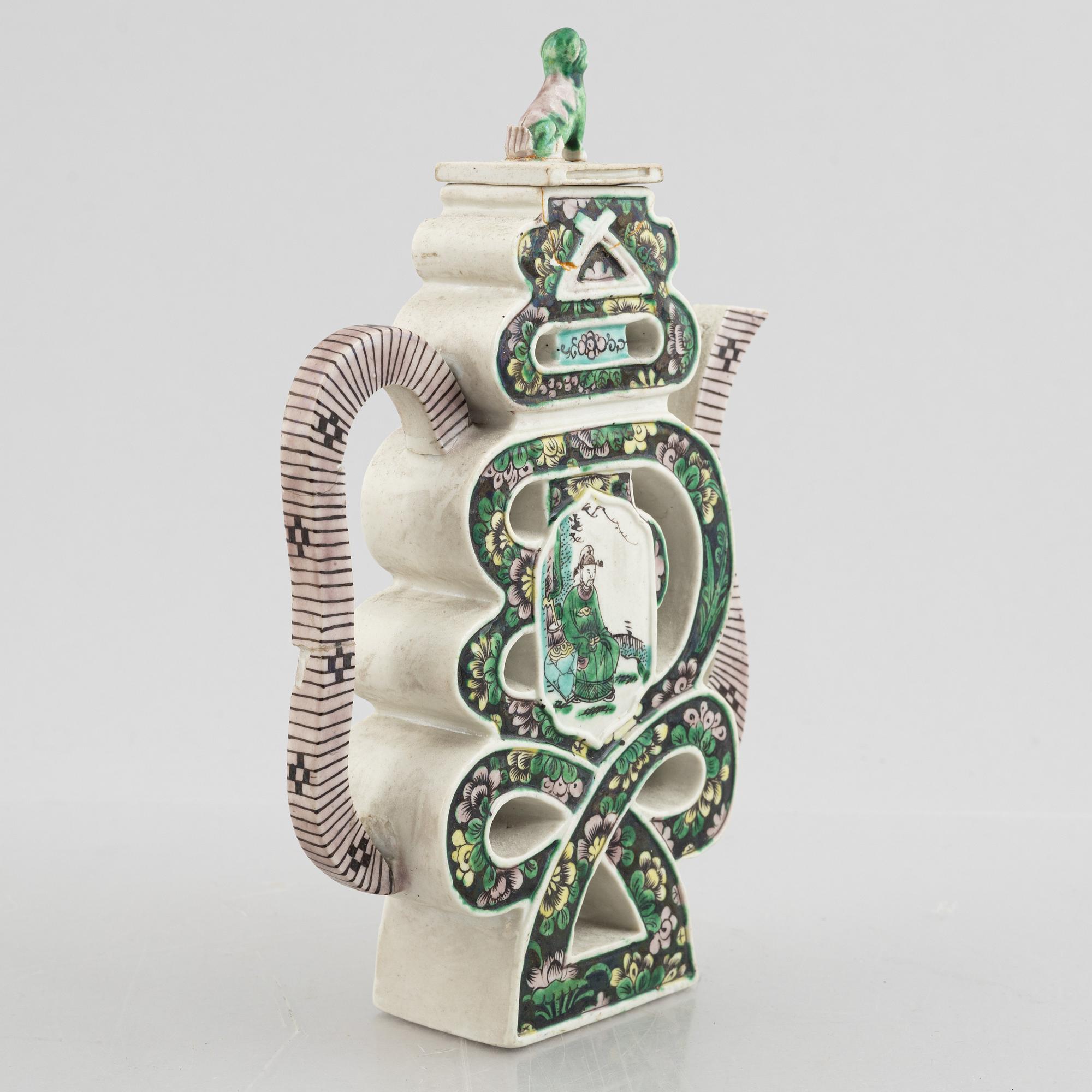 A biscuit porcelain wine pot, late Qing dynasty.