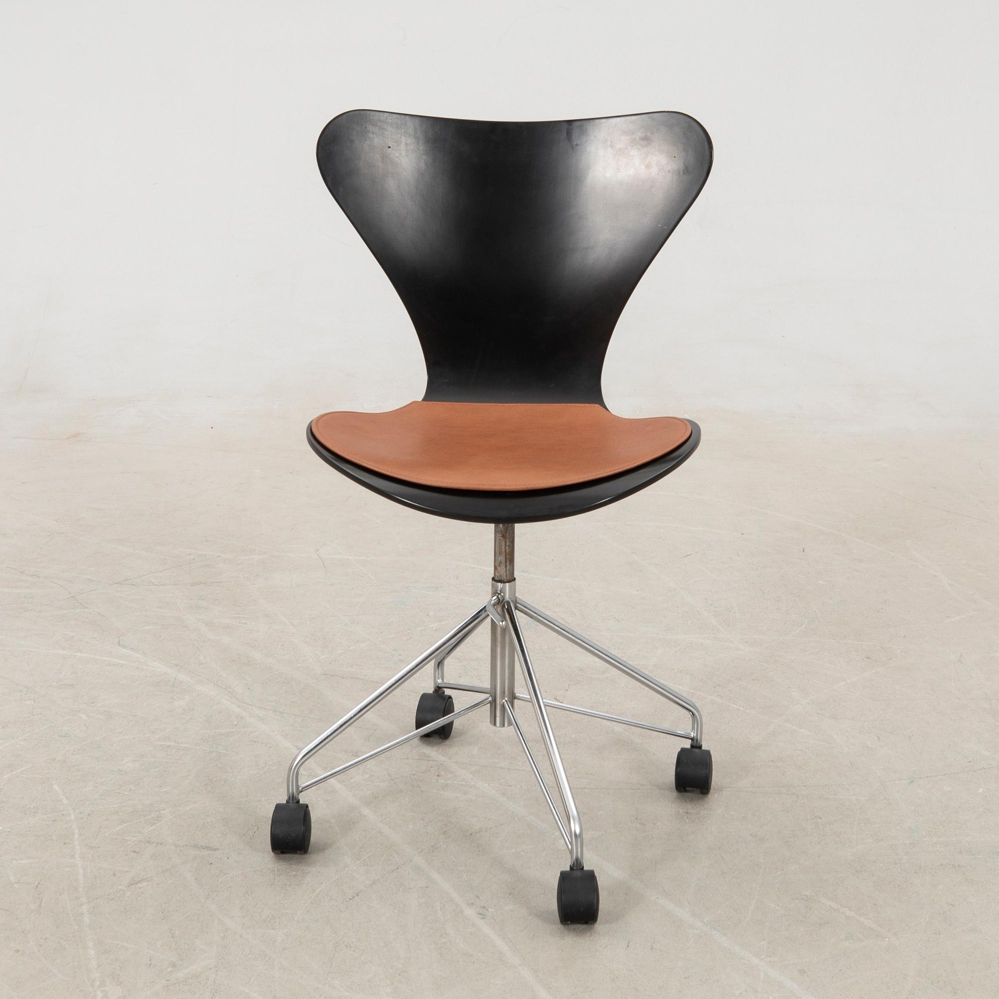 Arne Jacobsen, desk chair "Seven", Fritz Hansen Denmark 1995.