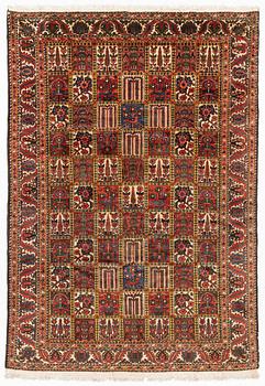 A Chahar Mahal Va Bakhtiari carpet, semi antique, c. 306 x 220 cm.