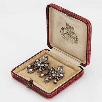 Ett par örhängen med rosen- och taffelslipade diamanter, 1700-tal.
