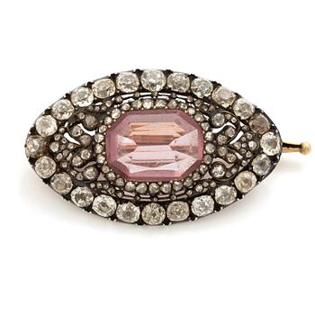 531. Brosch 14K guld och silver med en fasettslipad spinell samt gammal- och rosenslipade diamanter.
