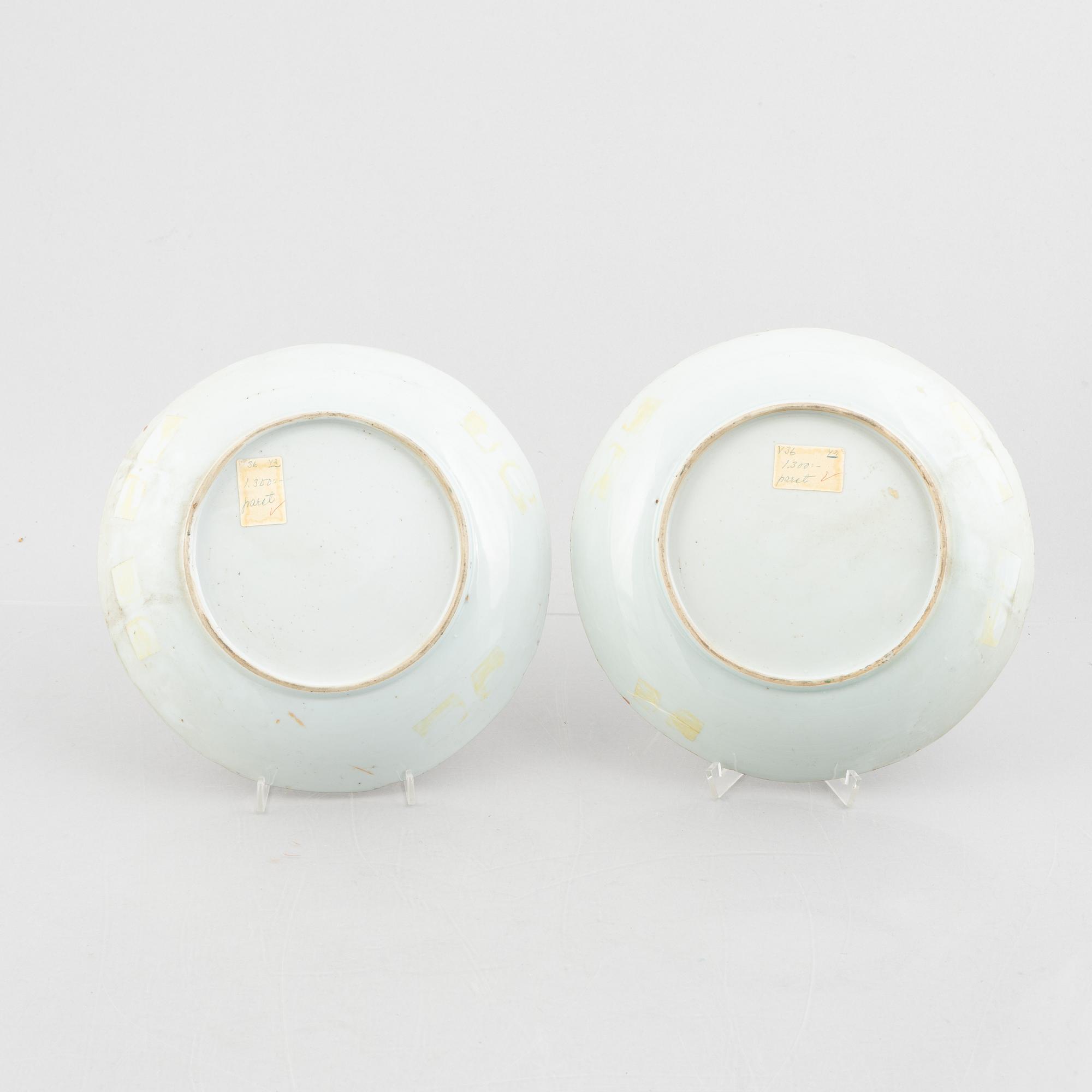 A pair of Chinese export porcelain dishes, Qing dynasty, Qianlong (1736-95).