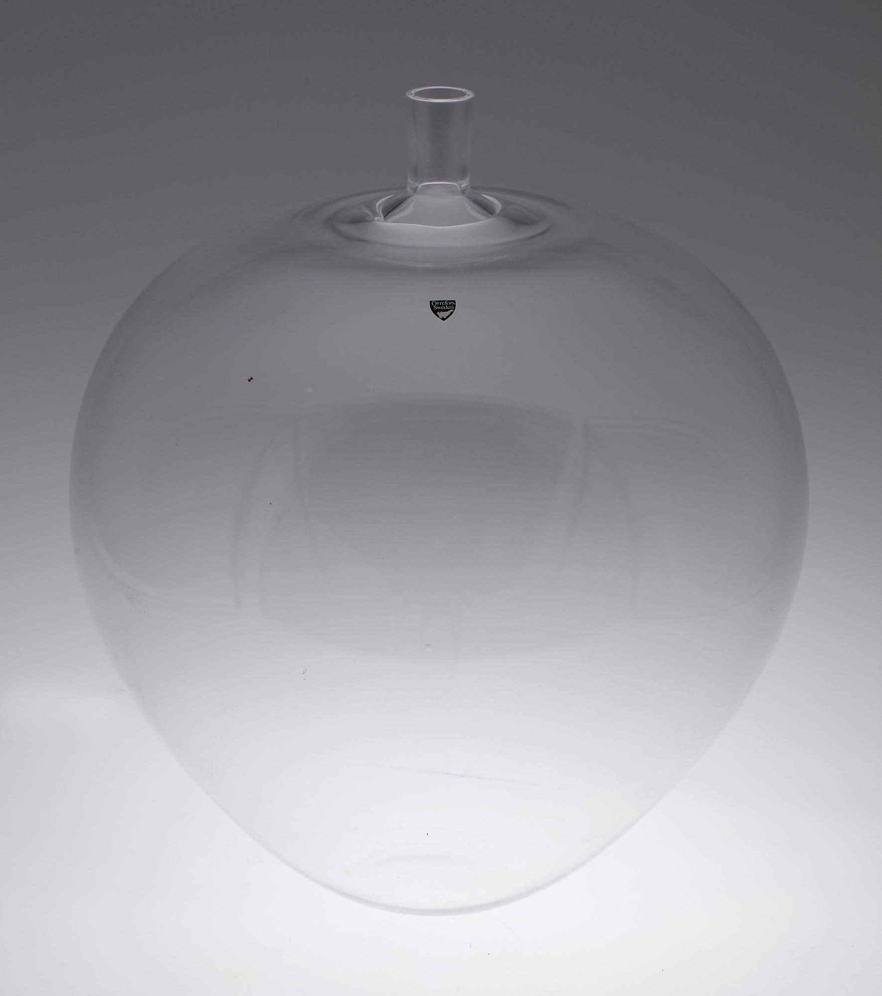 VAS, glas, "Äpplet" Ingeborg Lundin Orrefors. Etikettmärkt. Ej sign.