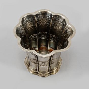 MARGARETEBÄGARE, silver, importstämplat, omkring 1900-talets mitt. Vikt 220 gram.