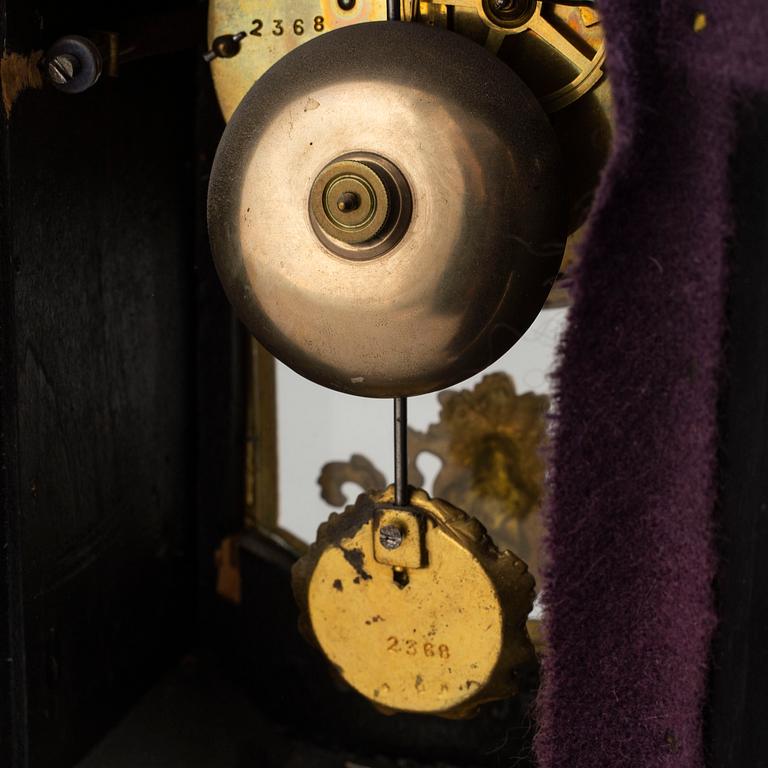 A FRENCH BOULLE MANTEL CLOCK, second half of the 19th century.