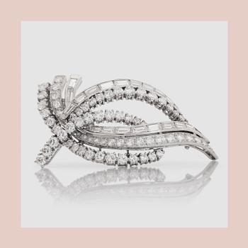 857. BROOCH, with brilliant- and baguette-cut diamonds, total carat weight circa 3.50 cts.