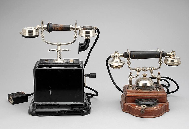 TELEFONER, 2 st, bla LM Ericsson, 1900-talets första hälft.