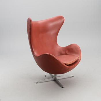 An 'Egg chair' and ottoman manufactured by Fritz Hansen, Denmark 1975.